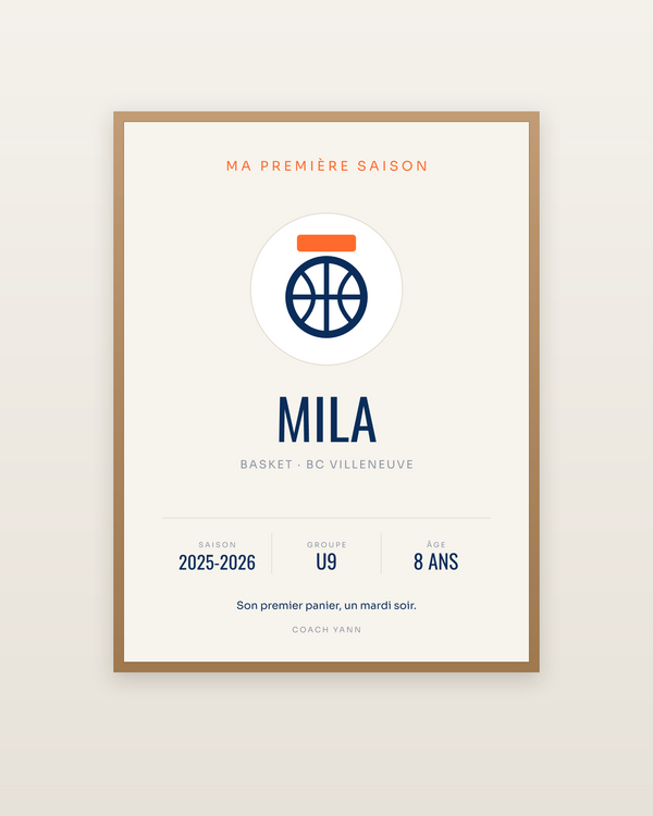 Affiche Ma première saison | Basket, encadrée dans un cadre bois naturel