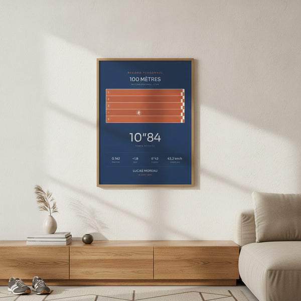 Affiche personnalisée avec prénom en gras sur motif athlétisme, éclairée en salle de sport.