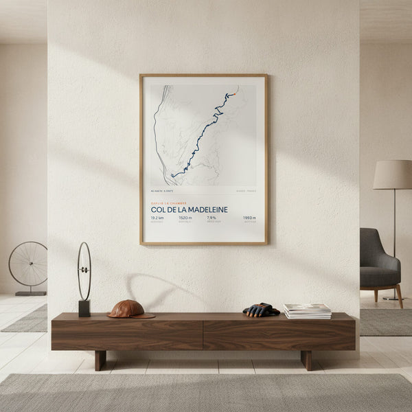 Tableau vibrant du Col de la Madeleine, idéal pour une ambiance sportive moderne.