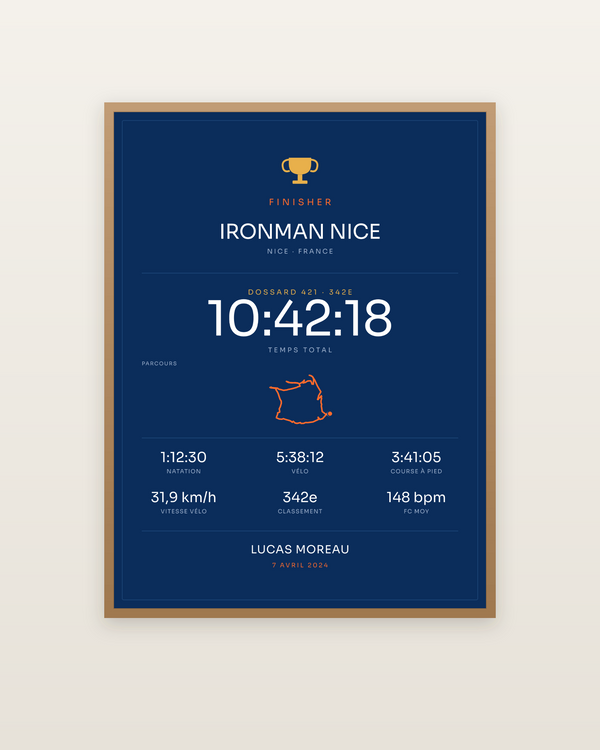 Finisher Ironman Nice, encadrée dans un cadre bois naturel