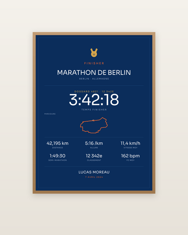 Finisher Marathon de Berlin, encadrée dans un cadre bois naturel