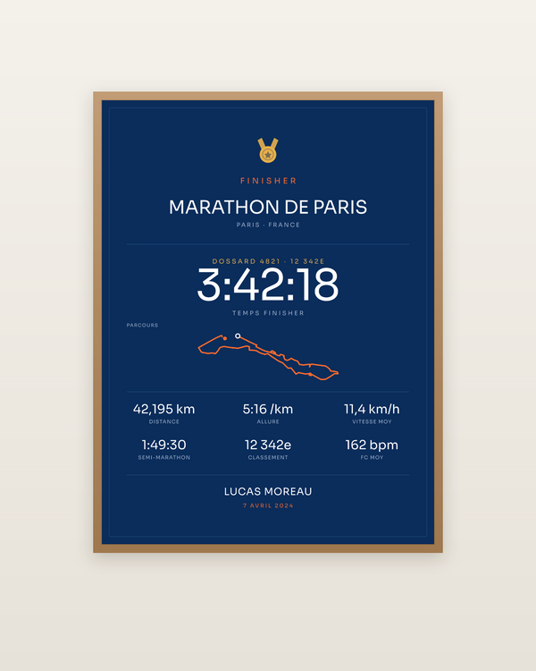 Finisher Marathon de Paris, encadrée dans un cadre bois naturel