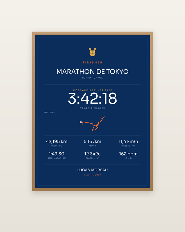 Finisher Marathon de Tokyo, encadrée dans un cadre bois naturel
