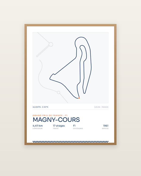 Magny-Cours, encadrée dans un cadre bois naturel