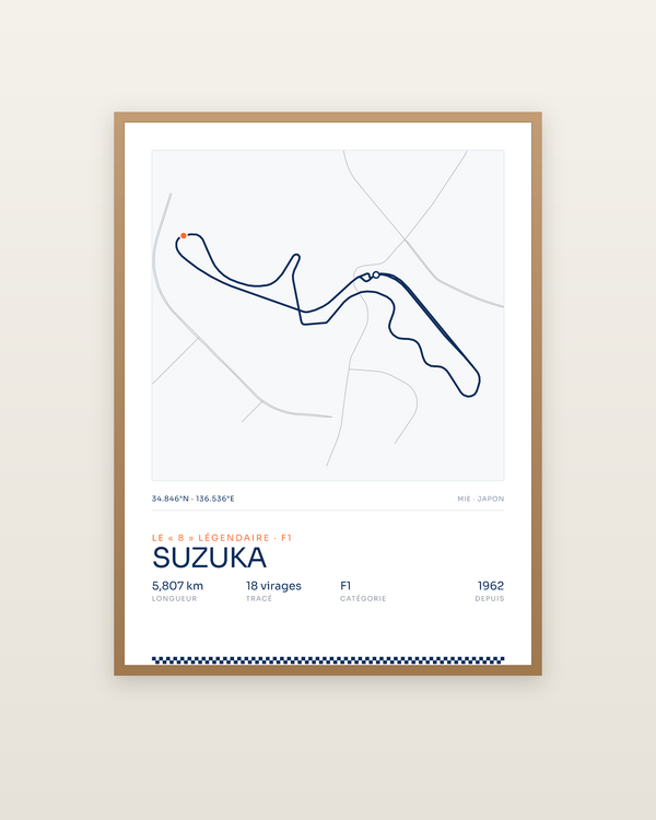 Suzuka, encadrée dans un cadre bois naturel
